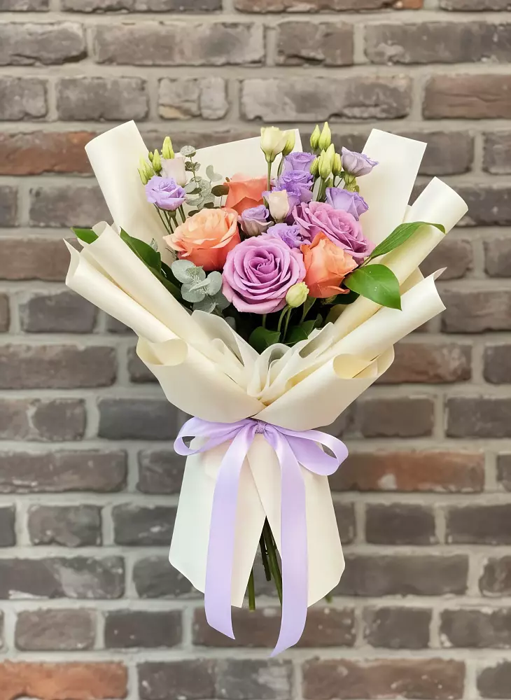 Букет цветов из: Лизиантусы и Розы в Железнодорожный Московская область