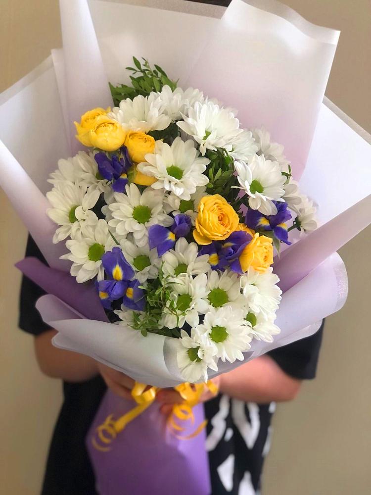 Букет цветов из: Ирисы, Хризантемы и Розы в Железнодорожный Московская область