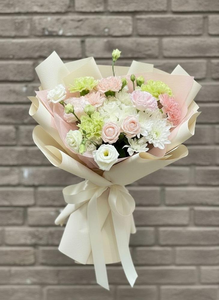 Букет цветов из: Гвоздики, Розы, Лизиантусы и Хризантемы в Железнодорожный Московская область