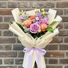 Букет цветов из:  Лизиантусы и Розы в Железнодорожный Московская область
