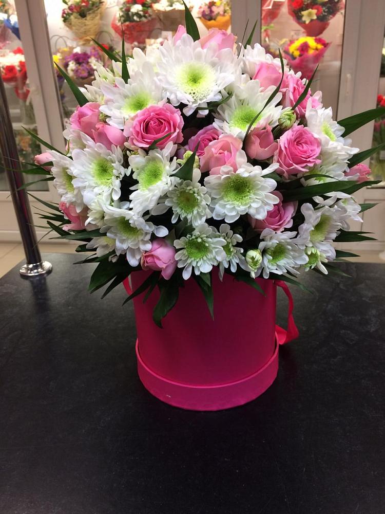 Цветочная композиция из Розы и Хризантемы в шляпной коробке в Железнодорожный Московская область