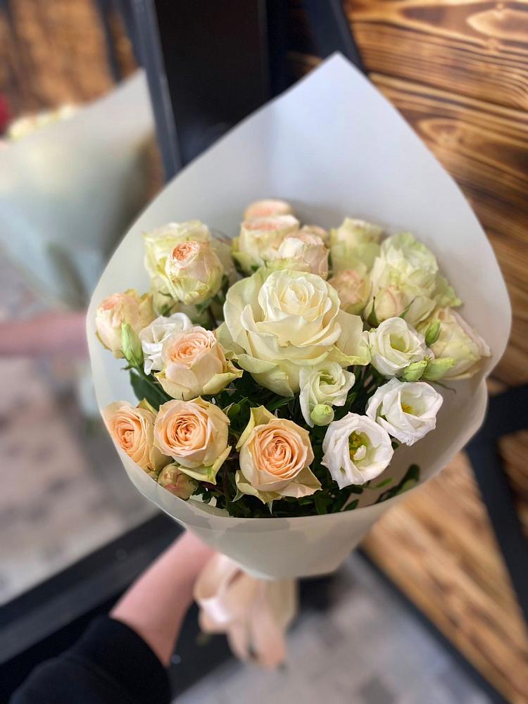 Букет цветов из: Розы и Лизиантусы в Железнодорожный Московская область